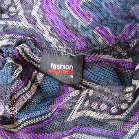 FASHION EXPRESS long sheer baroque print nylon top over lining. Size 34-36