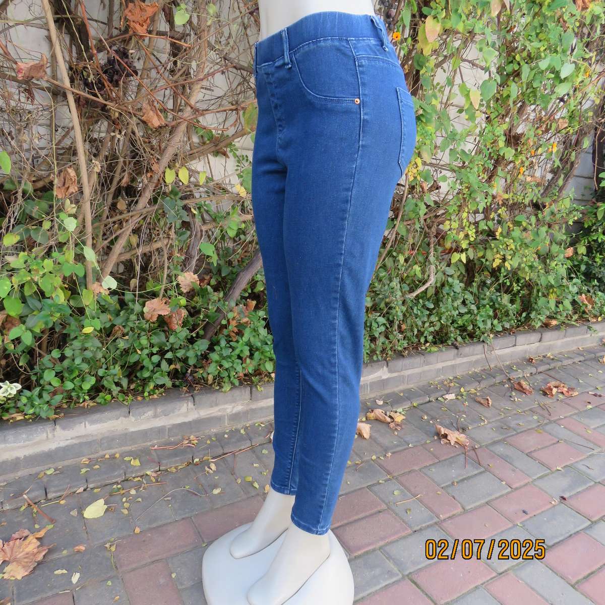 Blue pull on jegging mid rise in polycotton-rayon stretch size 36. Elastic waist.