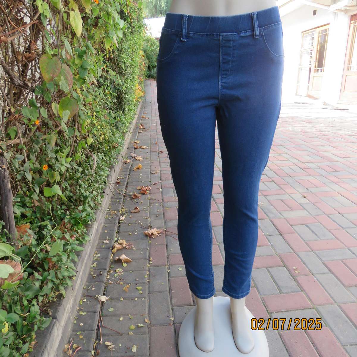 Blue pull on jegging mid rise in polycotton-rayon stretch size 36. Elastic waist.