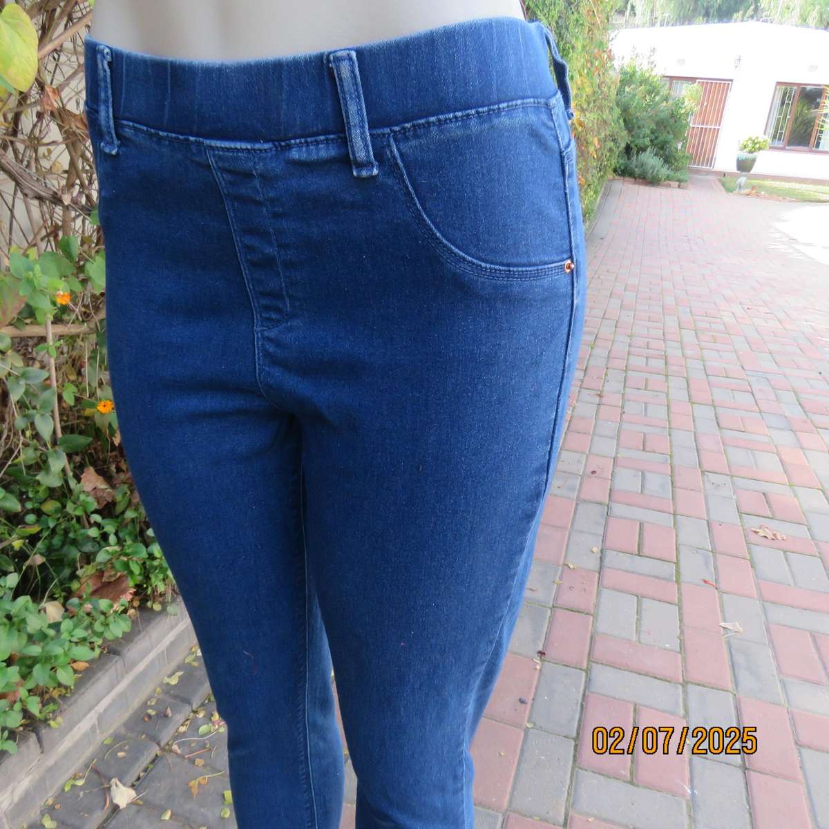 Blue pull on jegging mid rise in polycotton-rayon stretch size 36. Elastic waist.