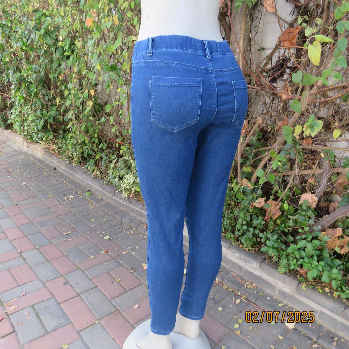 Blue pull on jegging mid rise in polycotton-rayon stretch size 36. Elastic waist.