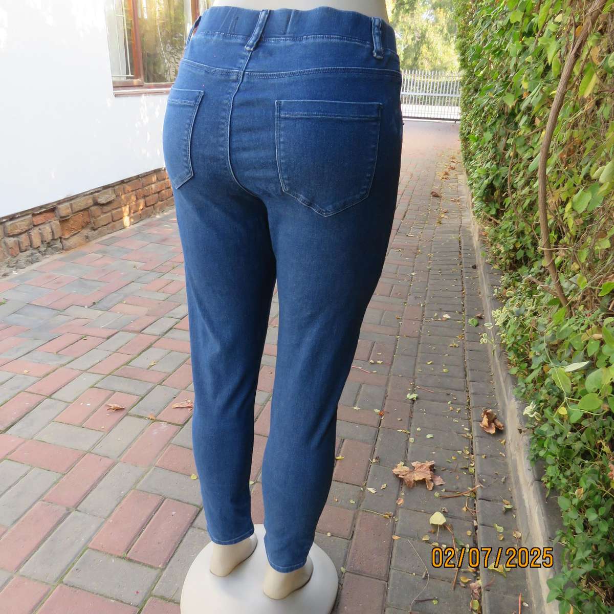 Blue pull on jegging mid rise in polycotton-rayon stretch size 36. Elastic waist.