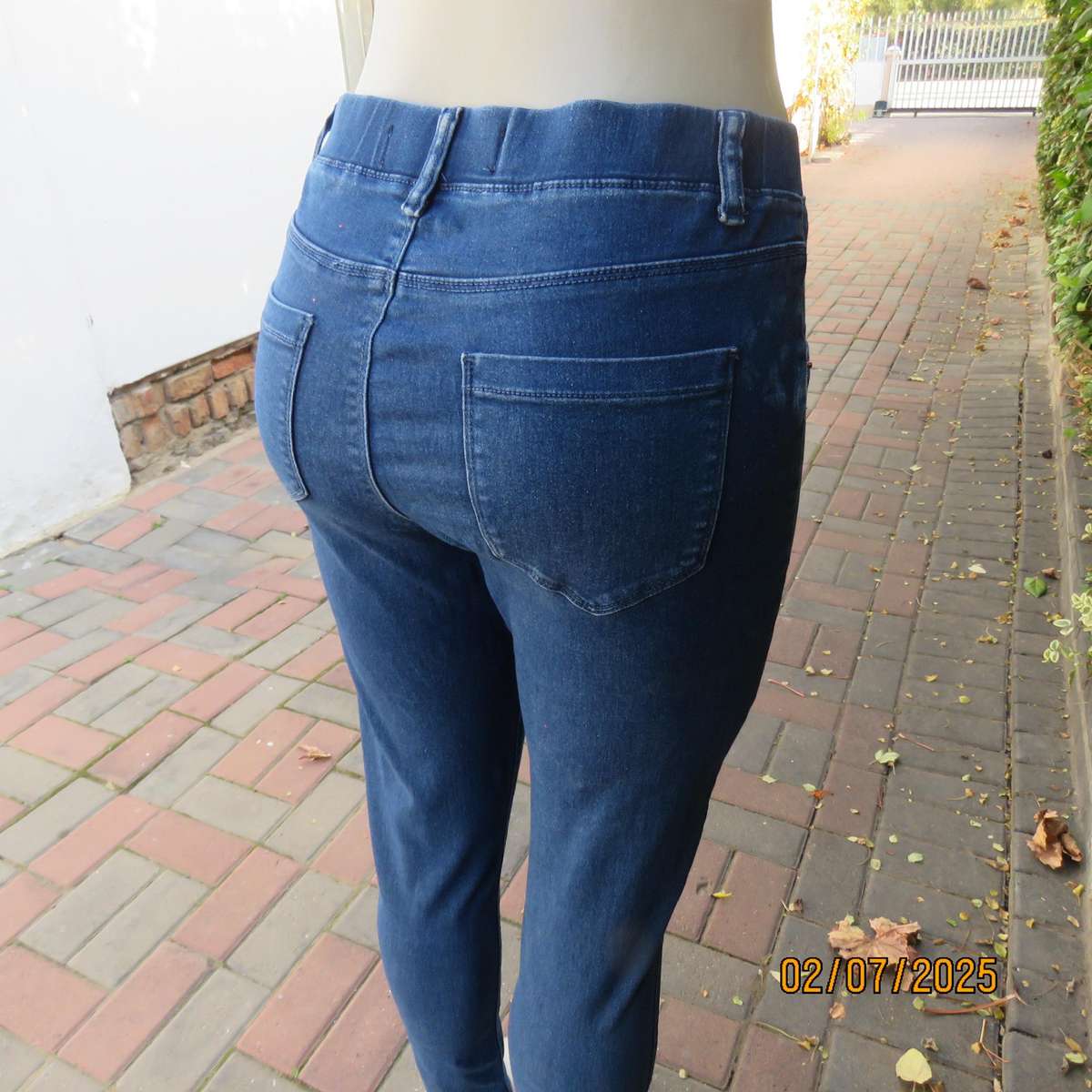 Blue pull on jegging mid rise in polycotton-rayon stretch size 36. Elastic waist.