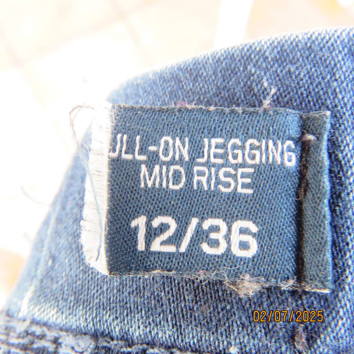 Blue pull on jegging mid rise in polycotton-rayon stretch size 36. Elastic waist.