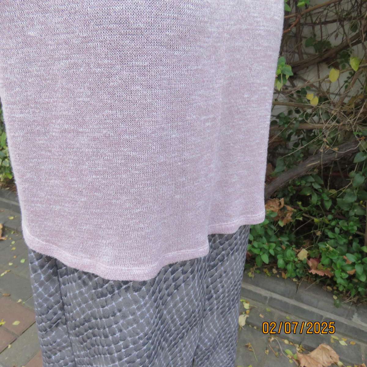 DONNA CLAIRE perfume pink poly-rayon-lurex stretch slip over knitted top. Size 50