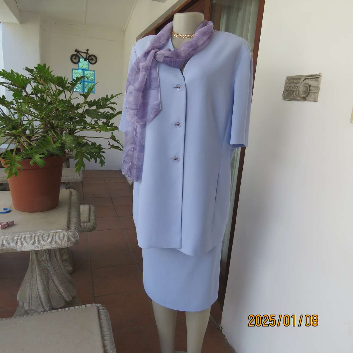 RETUS 2pc skirt suit in lilac crepe polyester. Lined pencil skirt.Size 42. Collarless .