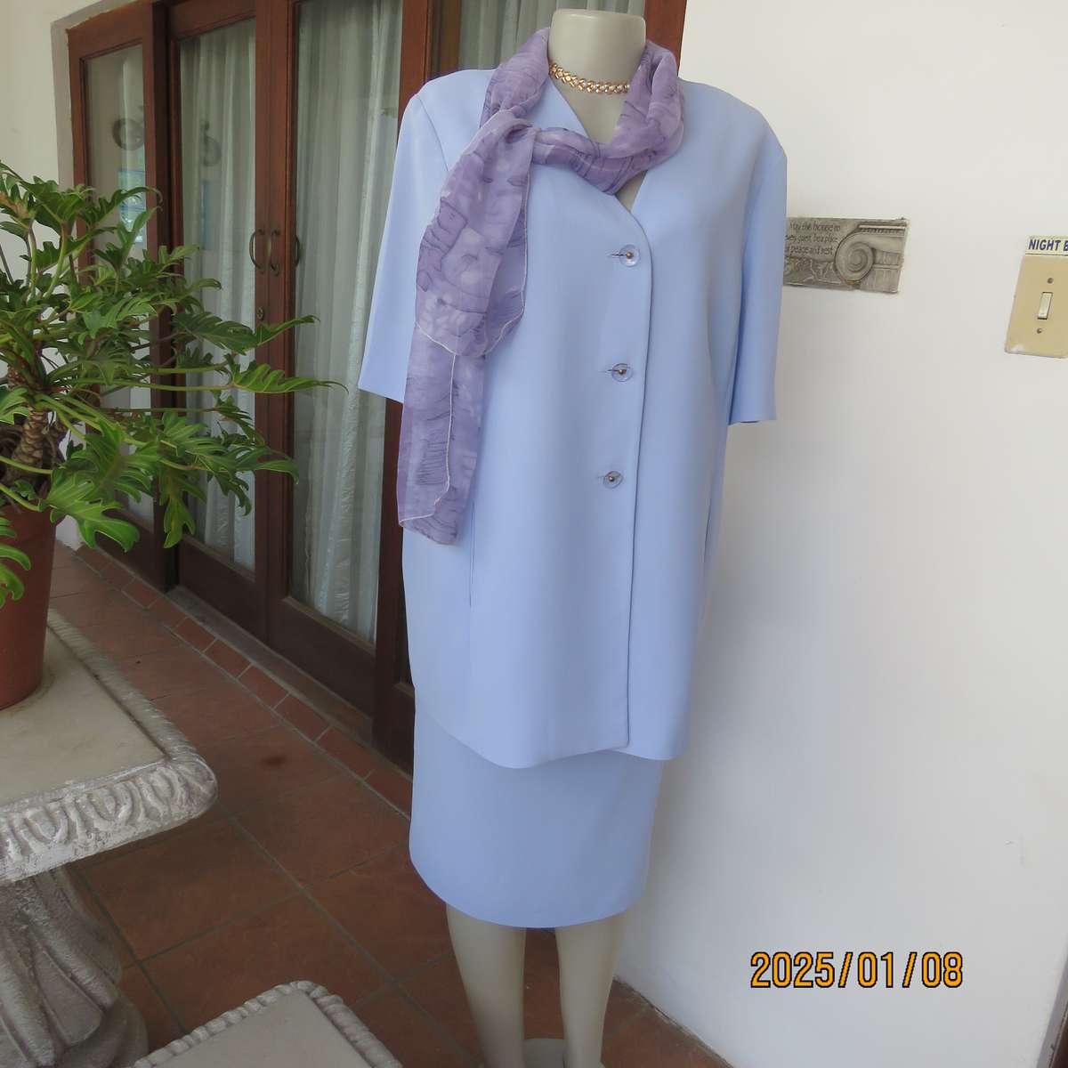 RETUS 2pc skirt suit in lilac crepe polyester. Lined pencil skirt.Size 42. Collarless .