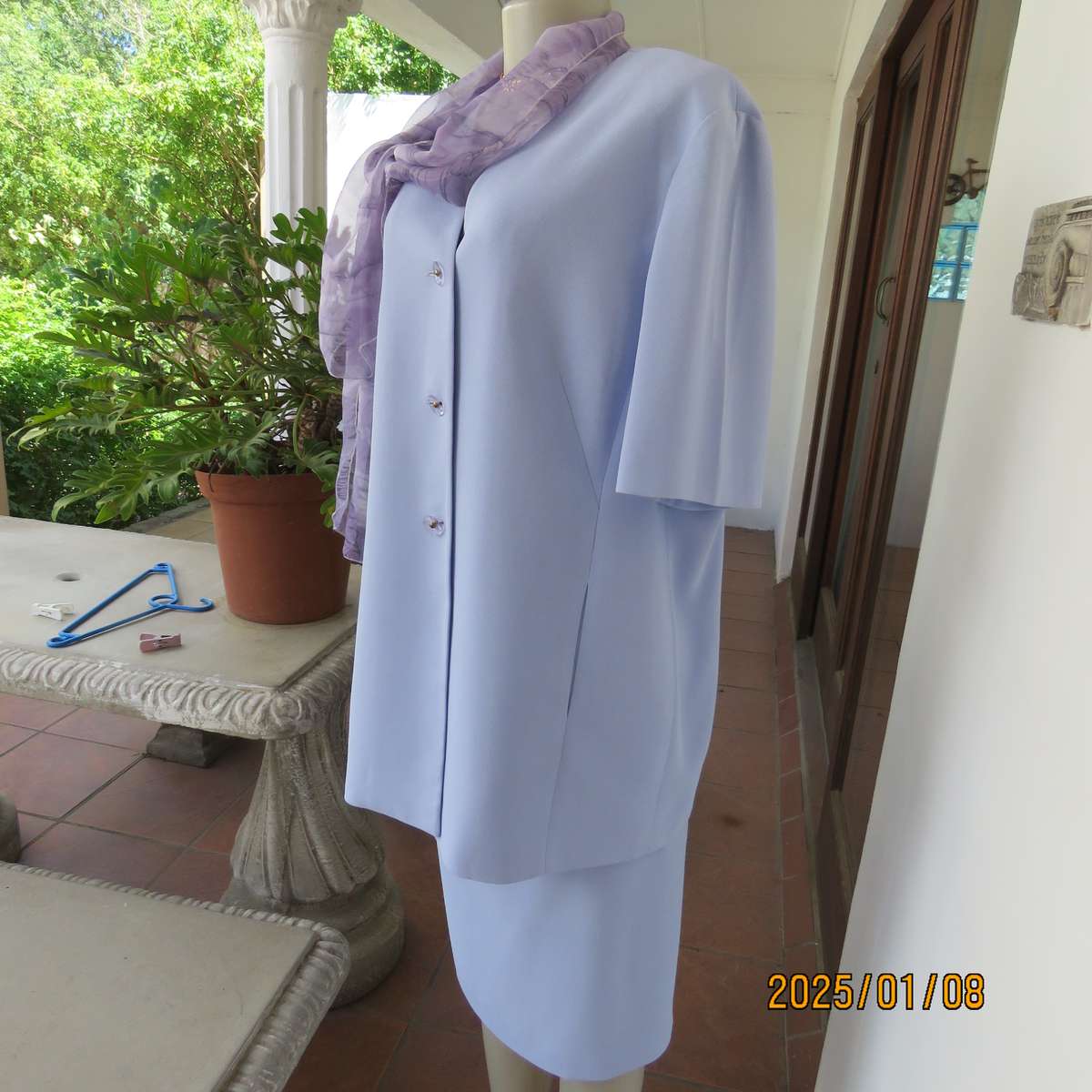 RETUS 2pc skirt suit in lilac crepe polyester. Lined pencil skirt.Size 42. Collarless .