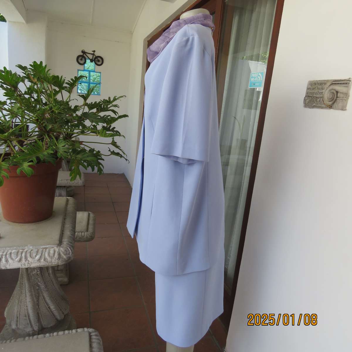RETUS 2pc skirt suit in lilac crepe polyester. Lined pencil skirt.Size 42. Collarless .