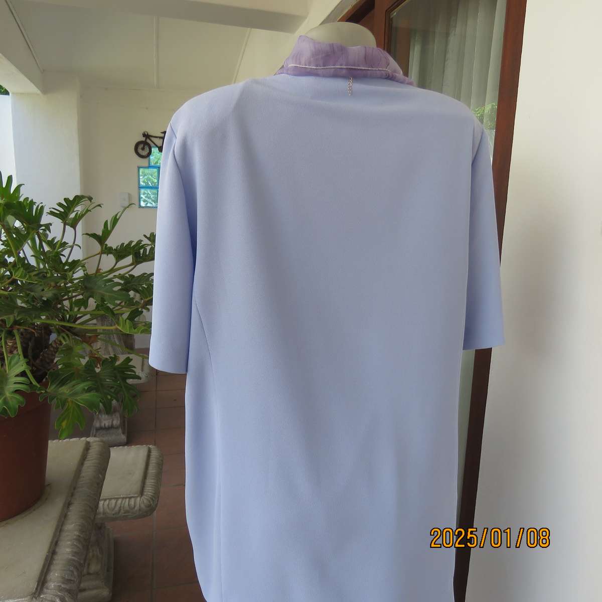 RETUS 2pc skirt suit in lilac crepe polyester. Lined pencil skirt.Size 42. Collarless .