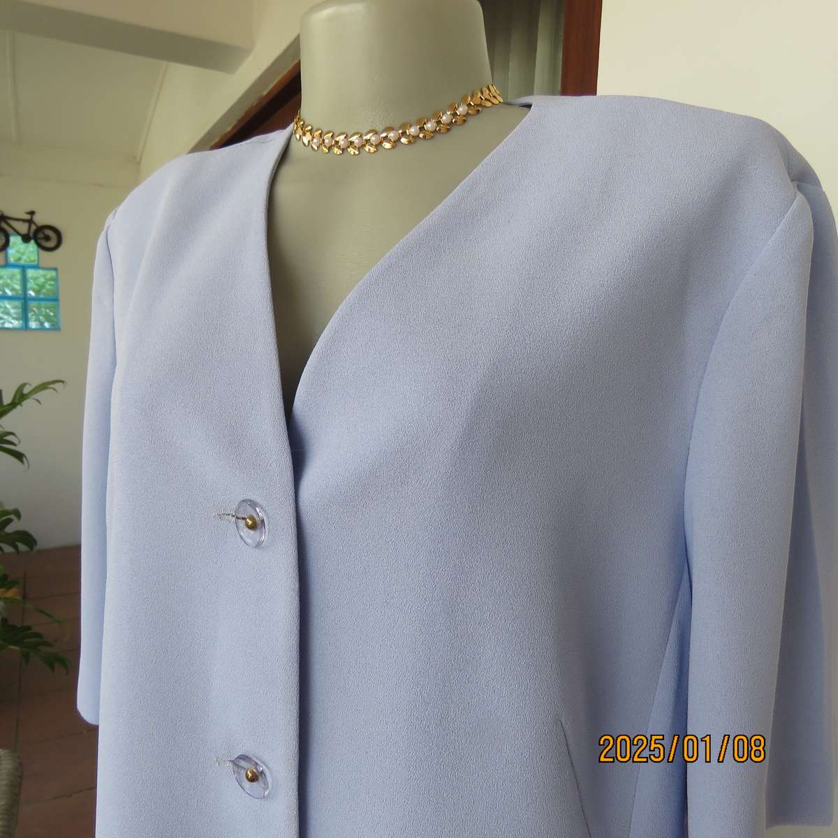 RETUS 2pc skirt suit in lilac crepe polyester. Lined pencil skirt.Size 42. Collarless .