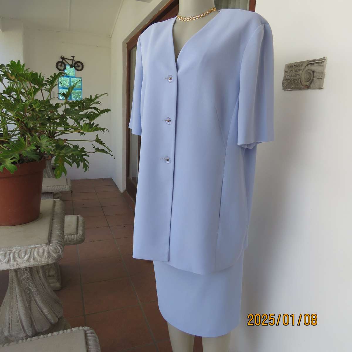 RETUS 2pc skirt suit in lilac crepe polyester. Lined pencil skirt.Size 42. Collarless .