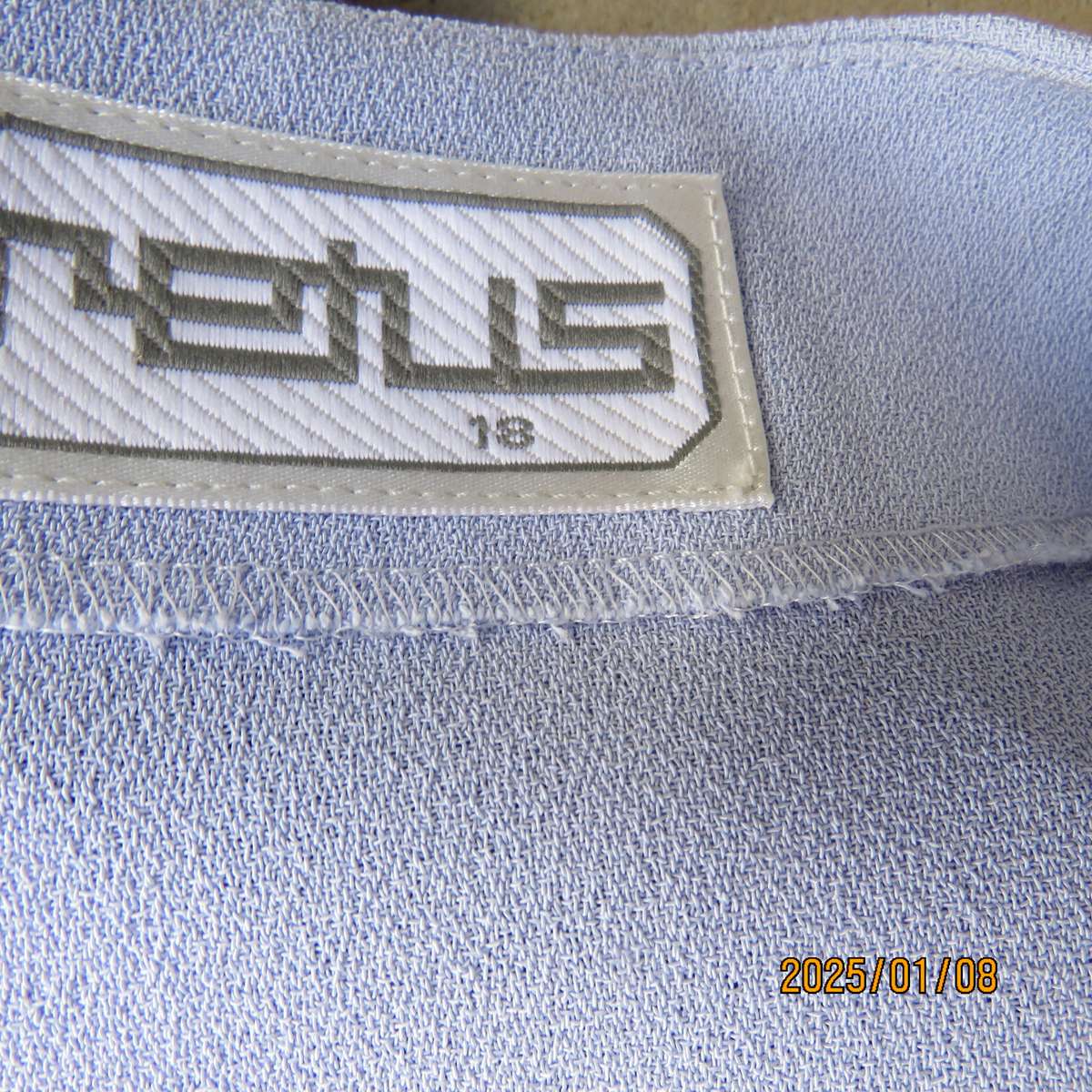 RETUS 2pc skirt suit in lilac crepe polyester. Lined pencil skirt.Size 42. Collarless .