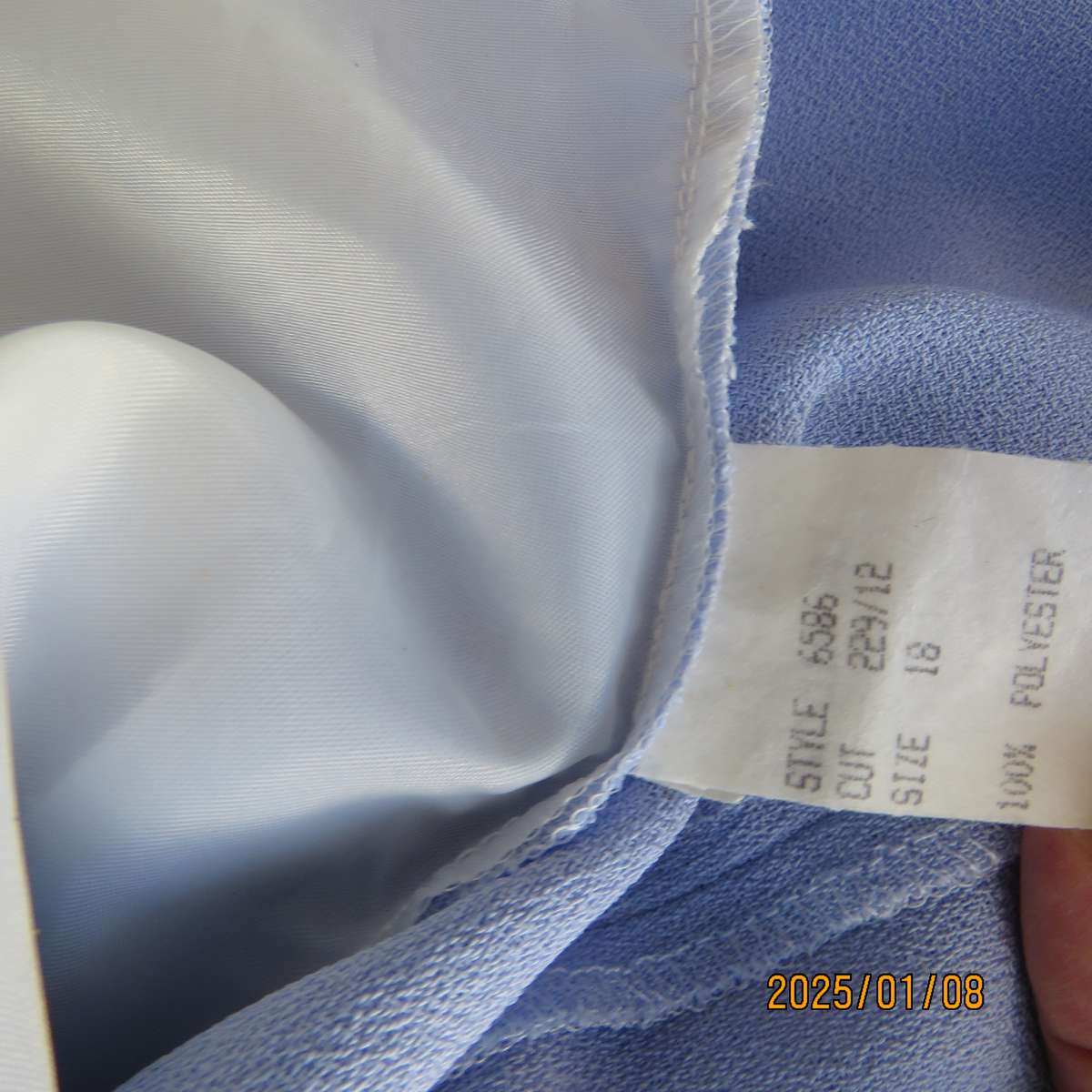 RETUS 2pc skirt suit in lilac crepe polyester. Lined pencil skirt.Size 42. Collarless .