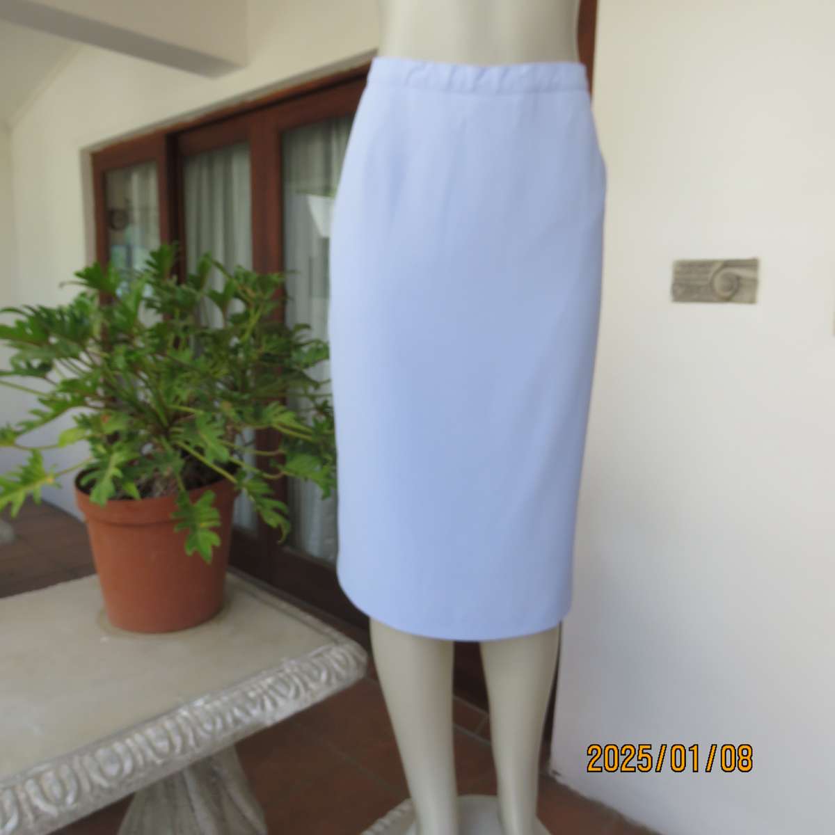 RETUS 2pc skirt suit in lilac crepe polyester. Lined pencil skirt.Size 42. Collarless .