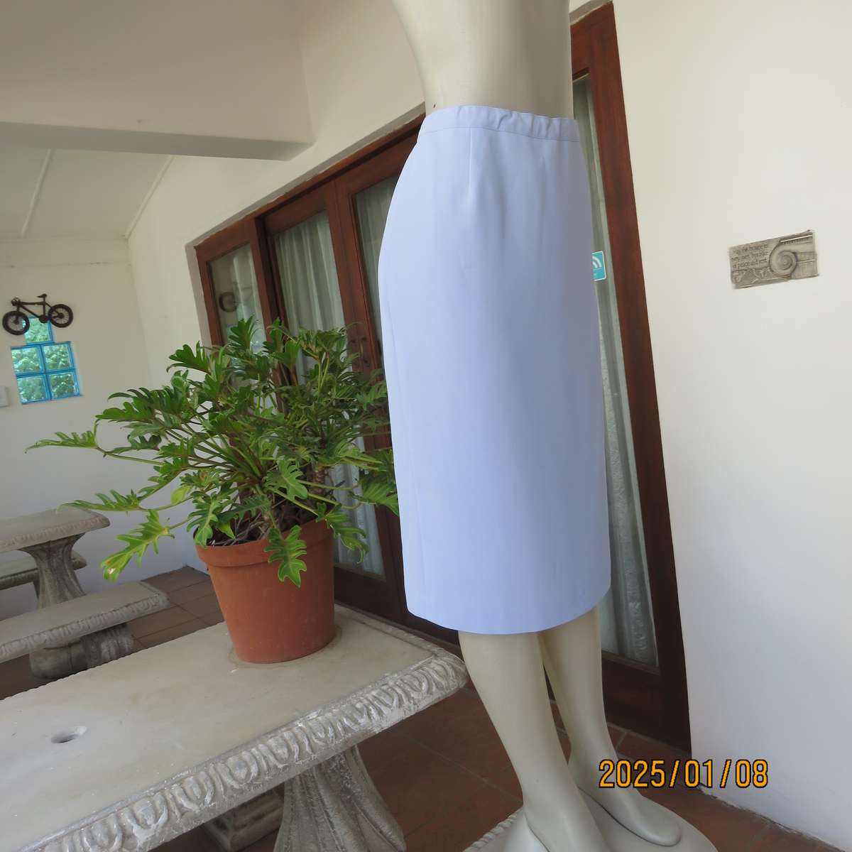 RETUS 2pc skirt suit in lilac crepe polyester. Lined pencil skirt.Size 42. Collarless .