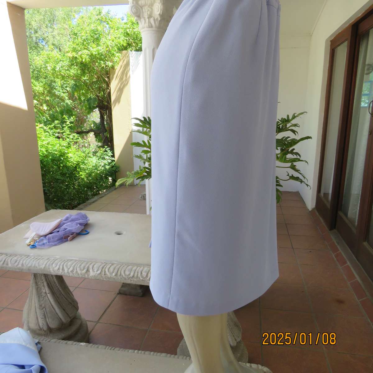 RETUS 2pc skirt suit in lilac crepe polyester. Lined pencil skirt.Size 42. Collarless .