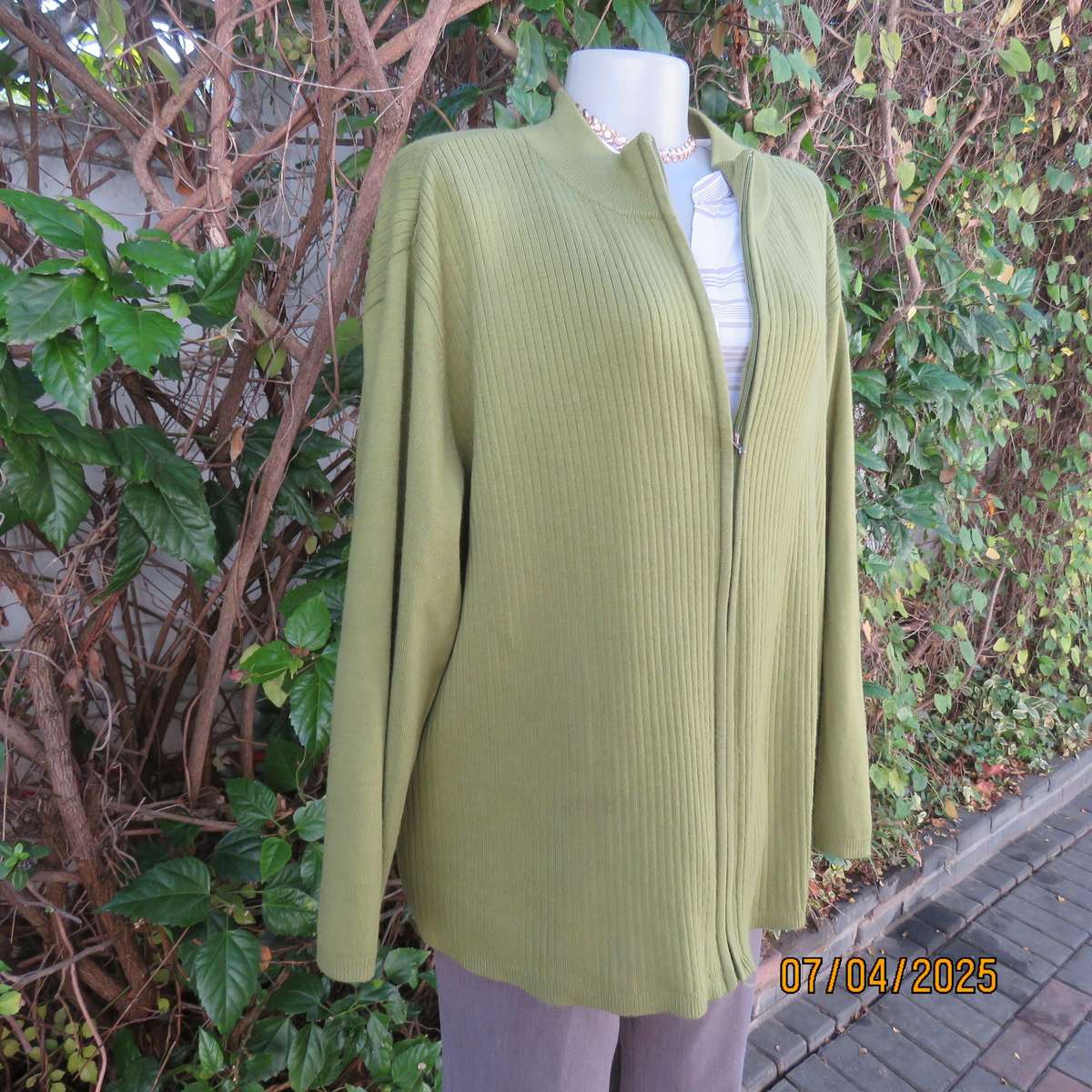 DONNA CLAIRE avo green zip-up acrylic knit cardigan in rib stitch. Size 50