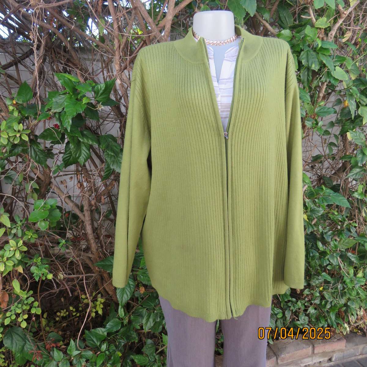 DONNA CLAIRE avo green zip-up acrylic knit cardigan in rib stitch. Size 50