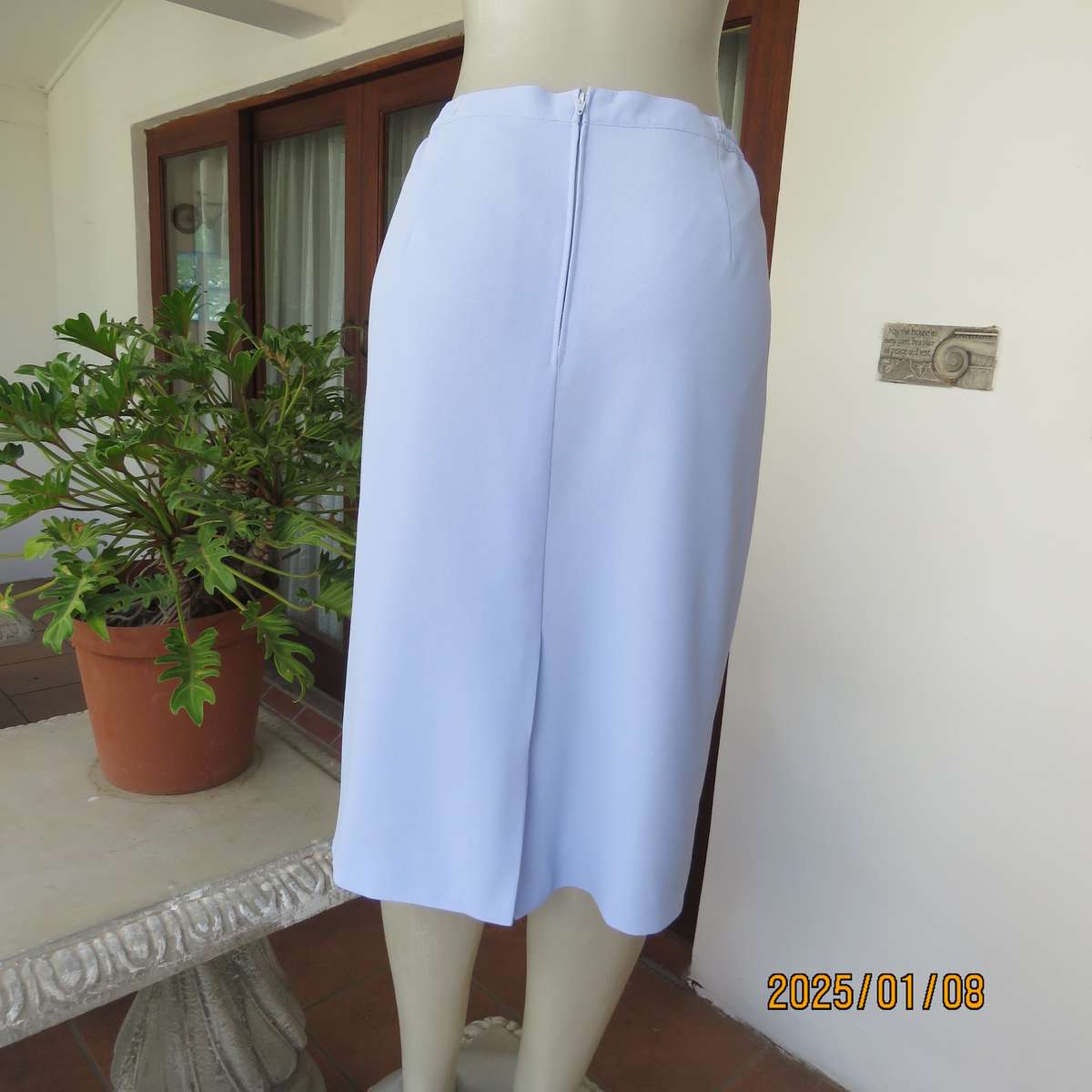 RETUS 2pc skirt suit in lilac crepe polyester. Lined pencil skirt.Size 42. Collarless .