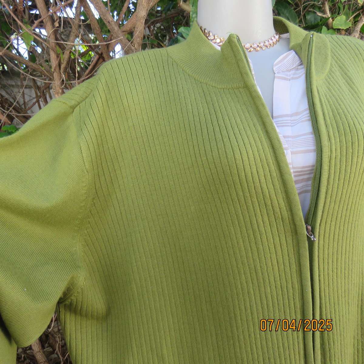 DONNA CLAIRE avo green zip-up acrylic knit cardigan in rib stitch. Size 50