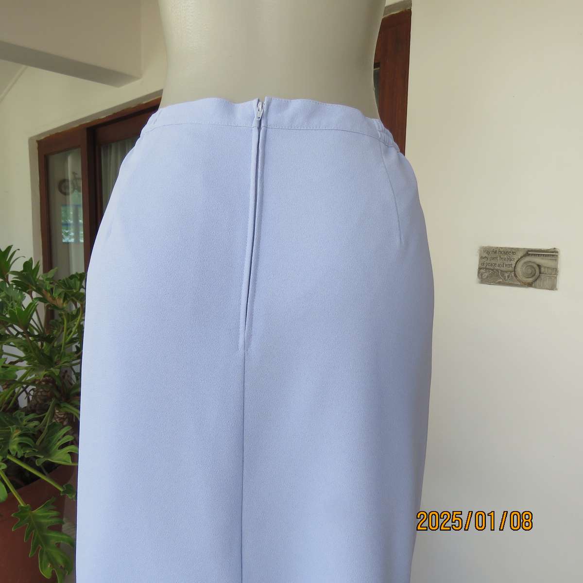 RETUS 2pc skirt suit in lilac crepe polyester. Lined pencil skirt.Size 42. Collarless .