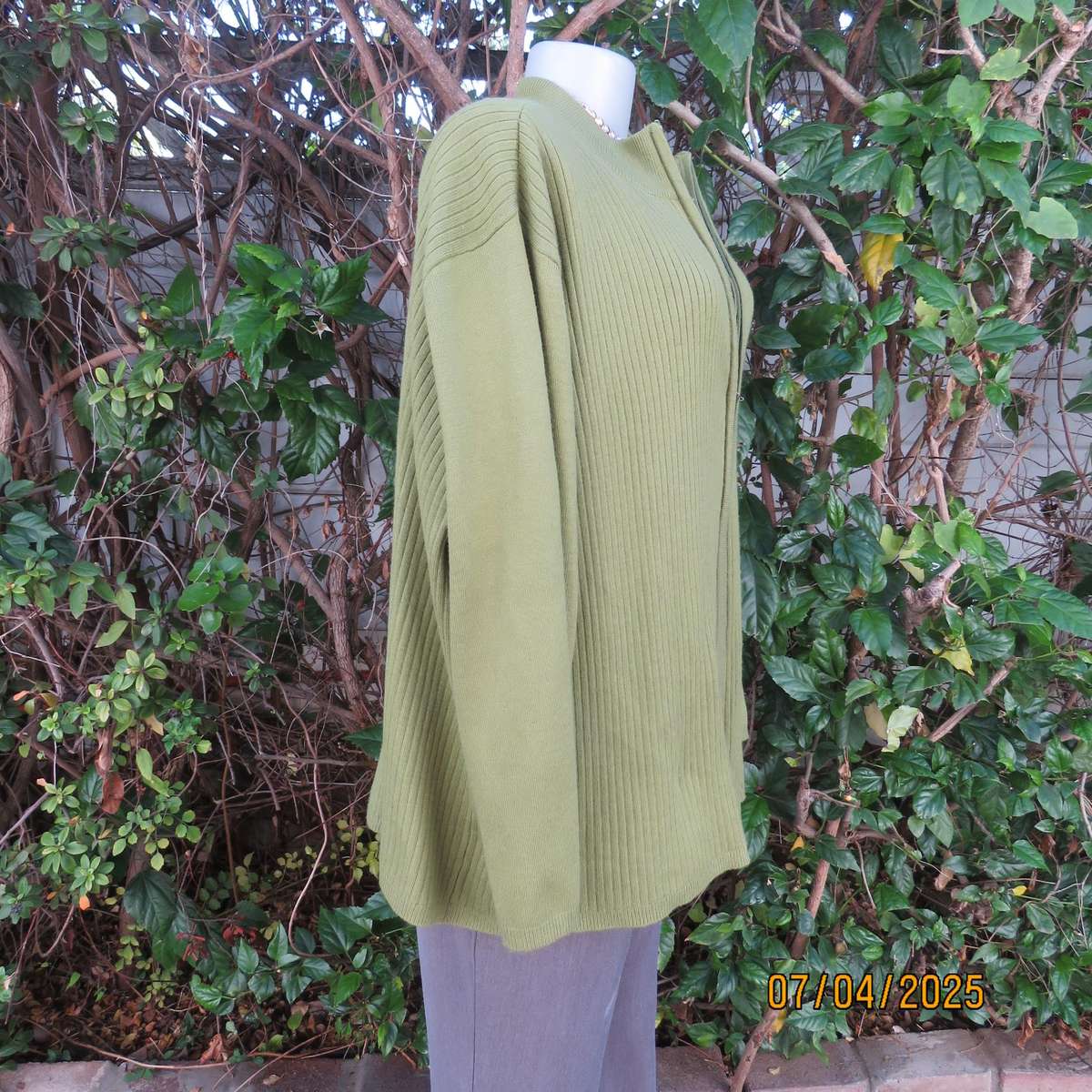 DONNA CLAIRE avo green zip-up acrylic knit cardigan in rib stitch. Size 50