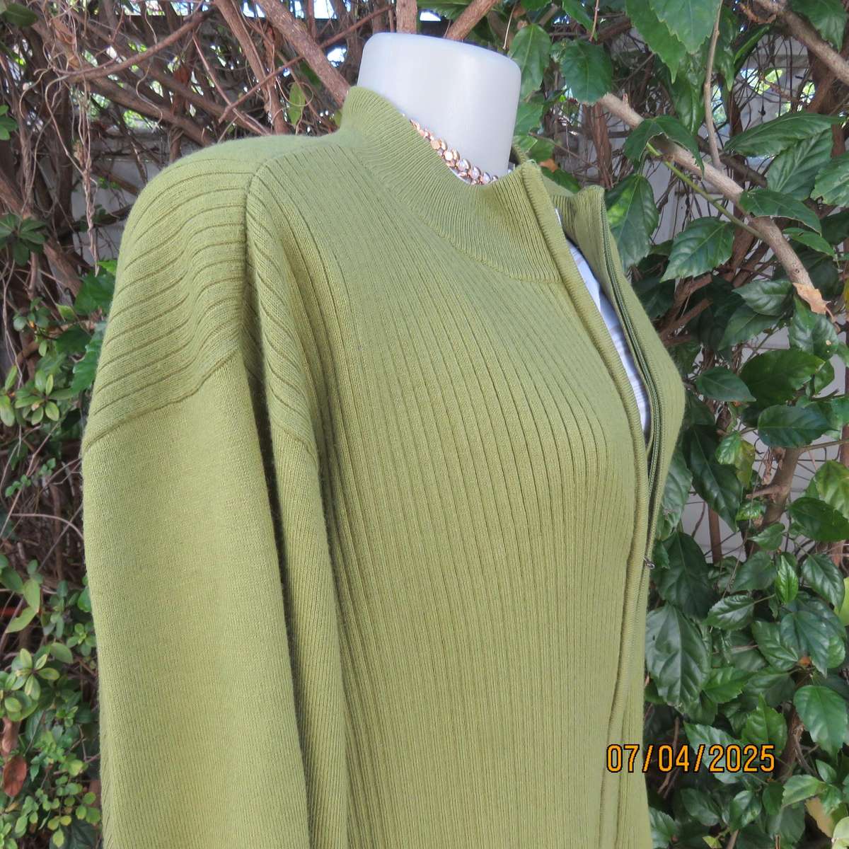 DONNA CLAIRE avo green zip-up acrylic knit cardigan in rib stitch. Size 50