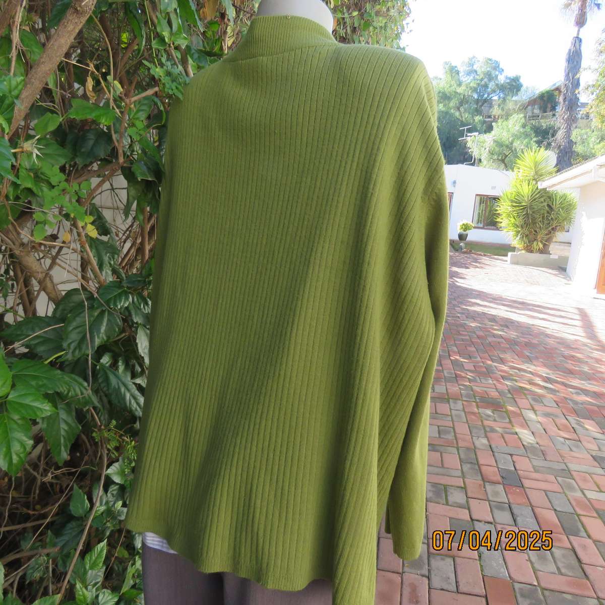 DONNA CLAIRE avo green zip-up acrylic knit cardigan in rib stitch. Size 50