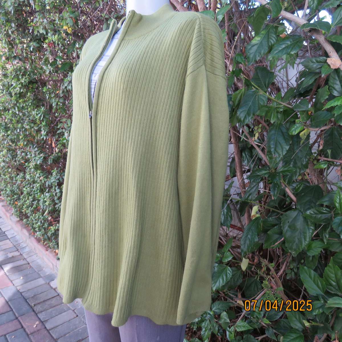 DONNA CLAIRE avo green zip-up acrylic knit cardigan in rib stitch. Size 50