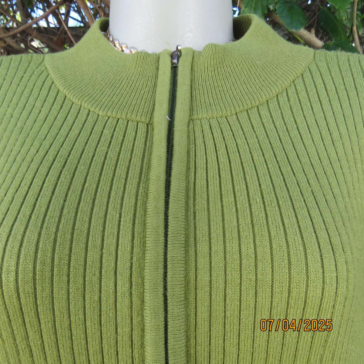 DONNA CLAIRE avo green zip-up acrylic knit cardigan in rib stitch. Size 50