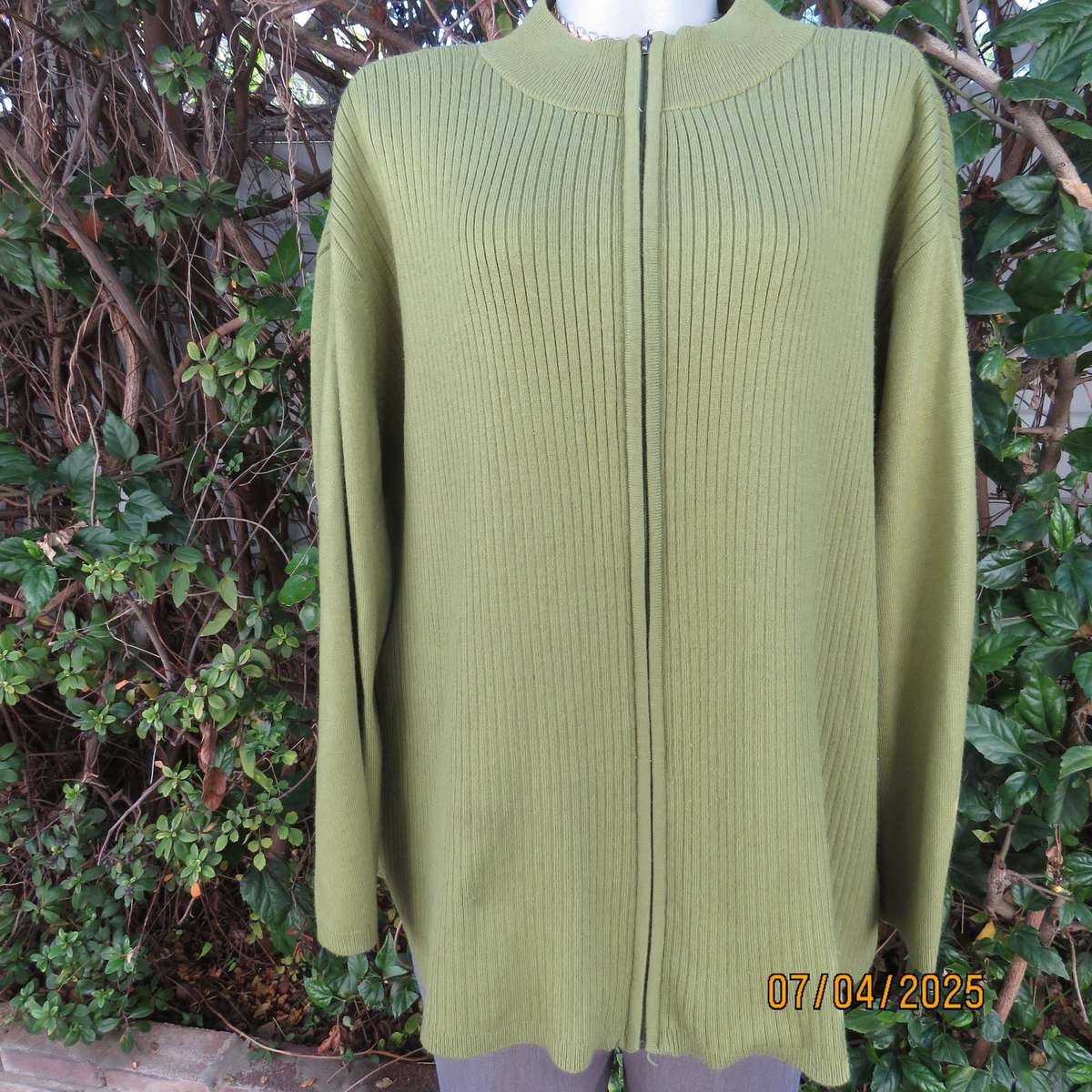 DONNA CLAIRE avo green zip-up acrylic knit cardigan in rib stitch. Size 50