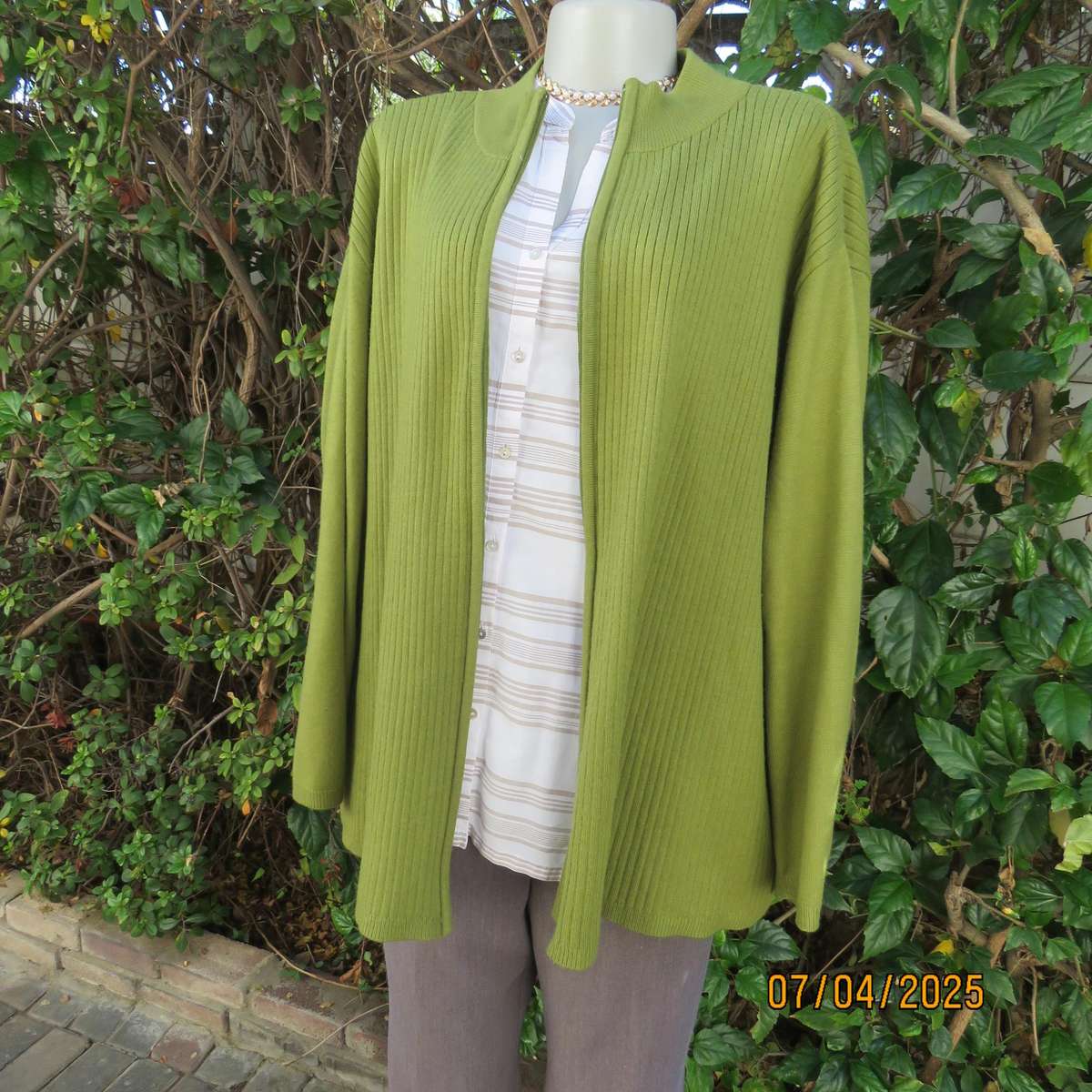 DONNA CLAIRE avo green zip-up acrylic knit cardigan in rib stitch. Size 50