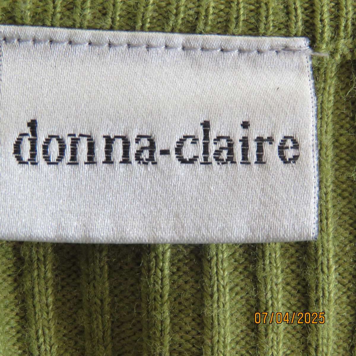 DONNA CLAIRE avo green zip-up acrylic knit cardigan in rib stitch. Size 50