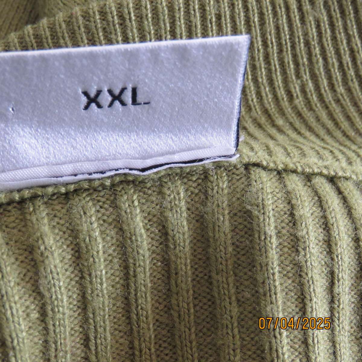 DONNA CLAIRE avo green zip-up acrylic knit cardigan in rib stitch. Size 50