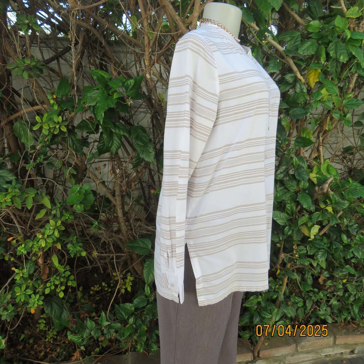 DAVID JONES smart casual white 100% cotton top-horizontal ecru stripes. Size 34