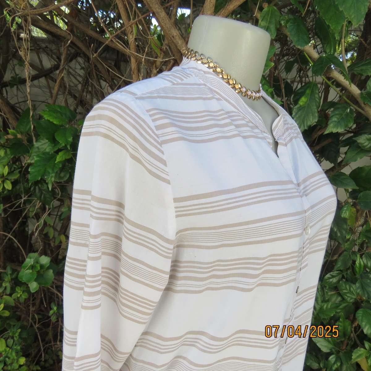 DAVID JONES smart casual white 100% cotton top-horizontal ecru stripes. Size 34