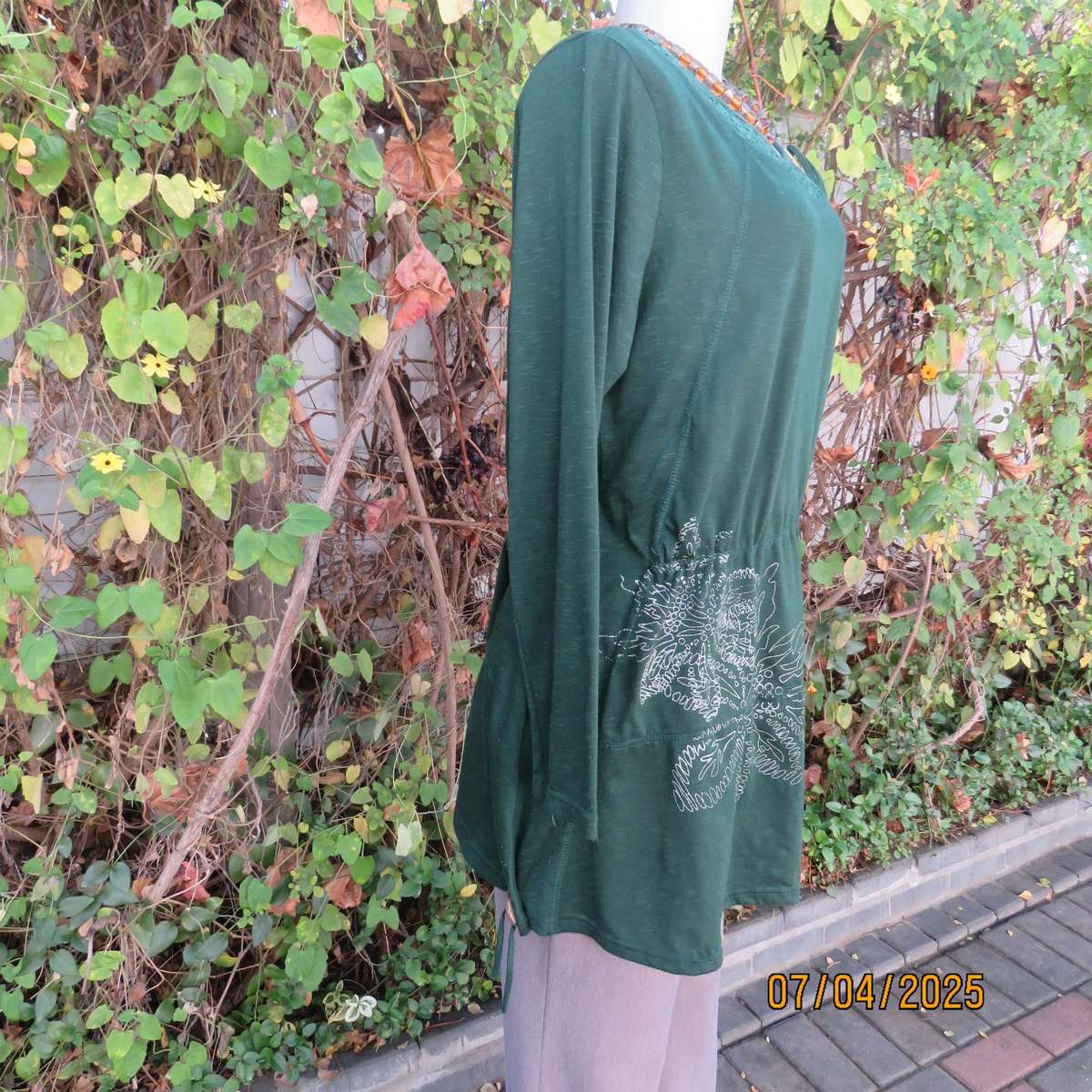 Hunters green long sleeve slip over polycotton stretch top. Lace-button decor. Size 40