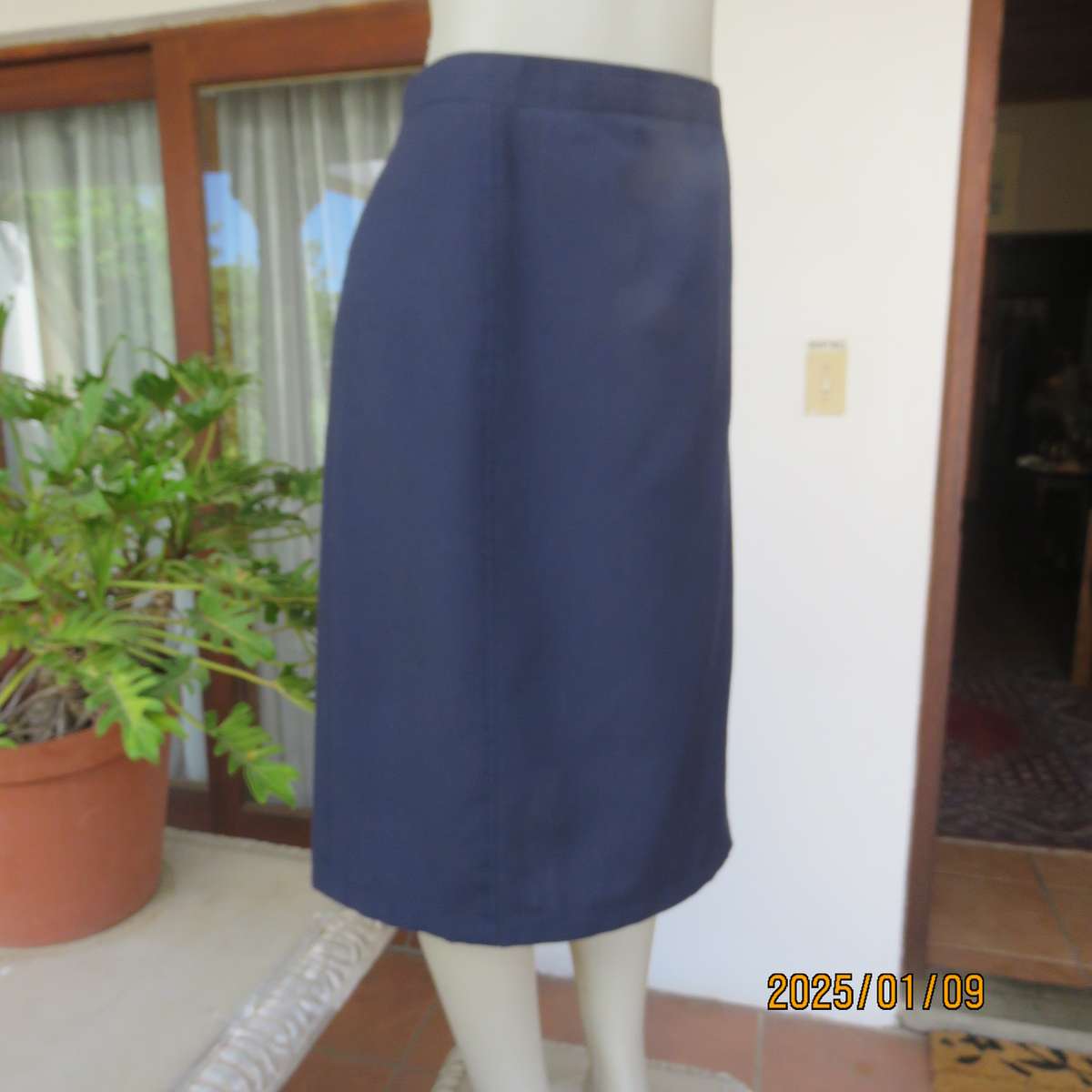 Paneled dark navy pencil calf length boutique made skirt size 42. Zip at back. As new cond.