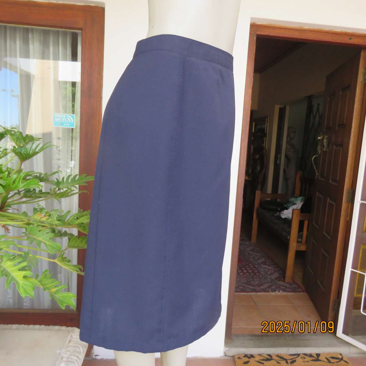 Paneled dark navy pencil calf length boutique made skirt size 42. Zip at back. As new cond.