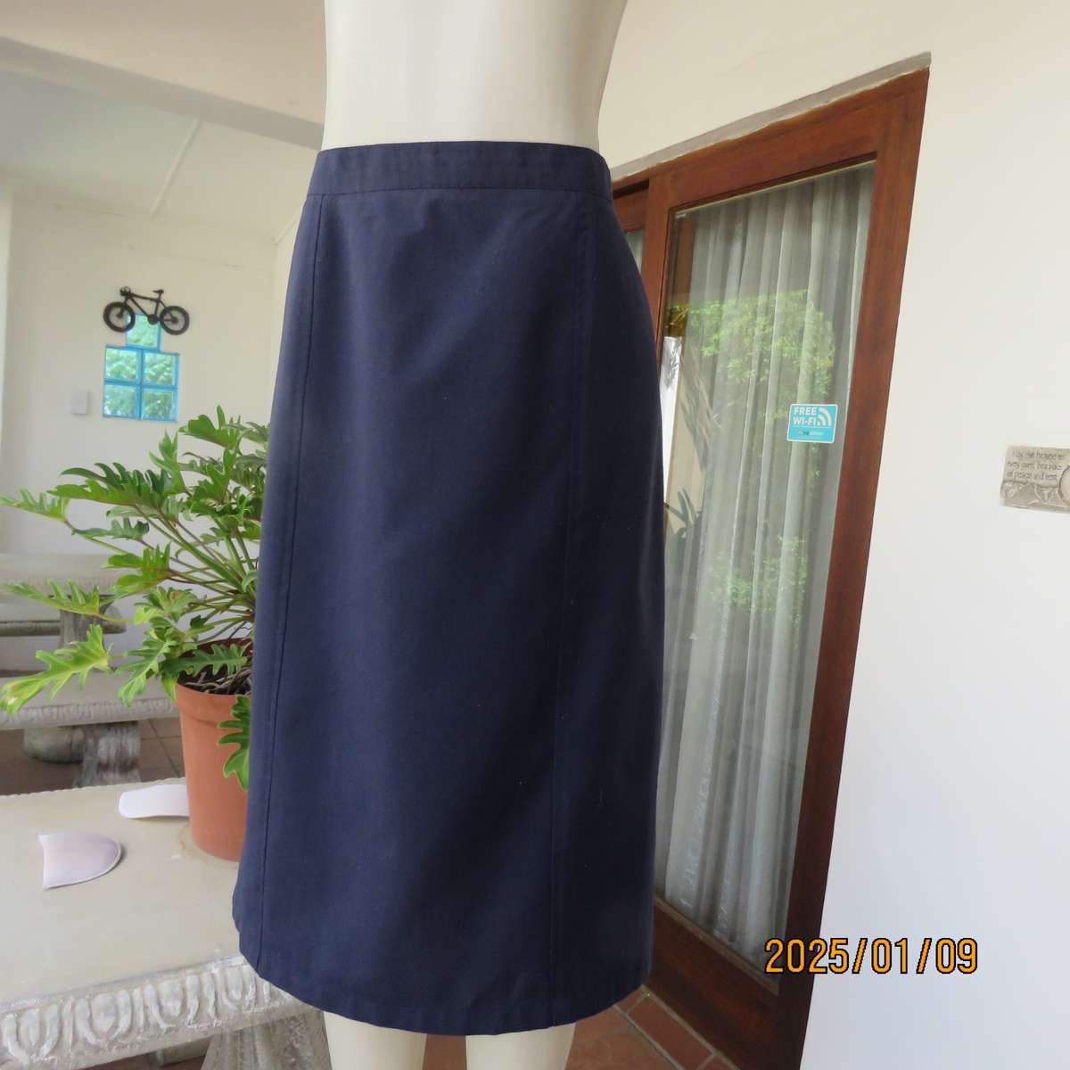 Paneled dark navy pencil calf length boutique made skirt size 42. Zip at back. As new cond.