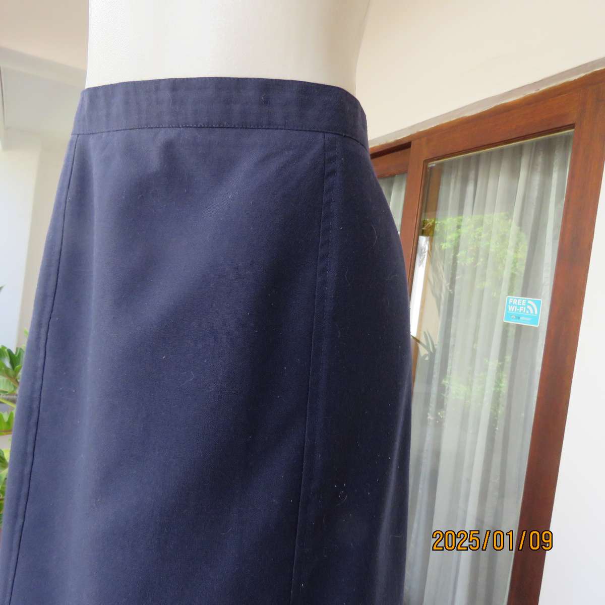 Paneled dark navy pencil calf length boutique made skirt size 42. Zip at back. As new cond.