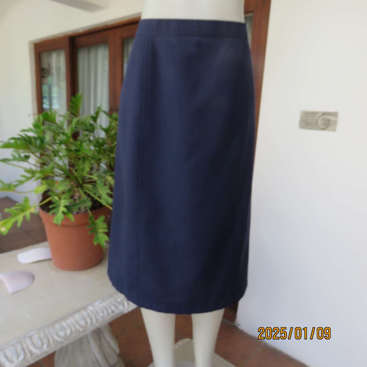 Paneled dark navy pencil calf length boutique made skirt size 42. Zip at back. As new cond.