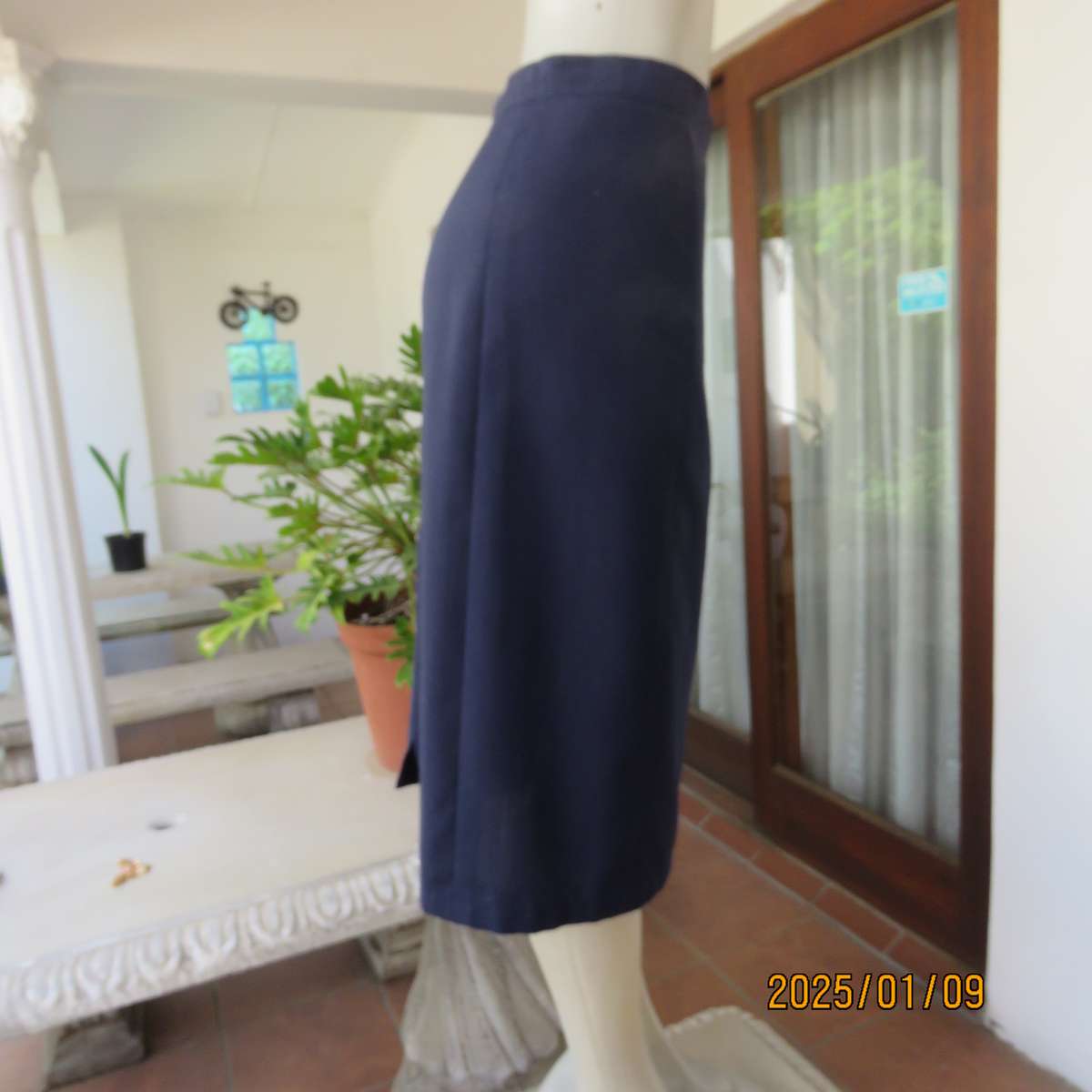 Paneled dark navy pencil calf length boutique made skirt size 42. Zip at back. As new cond.