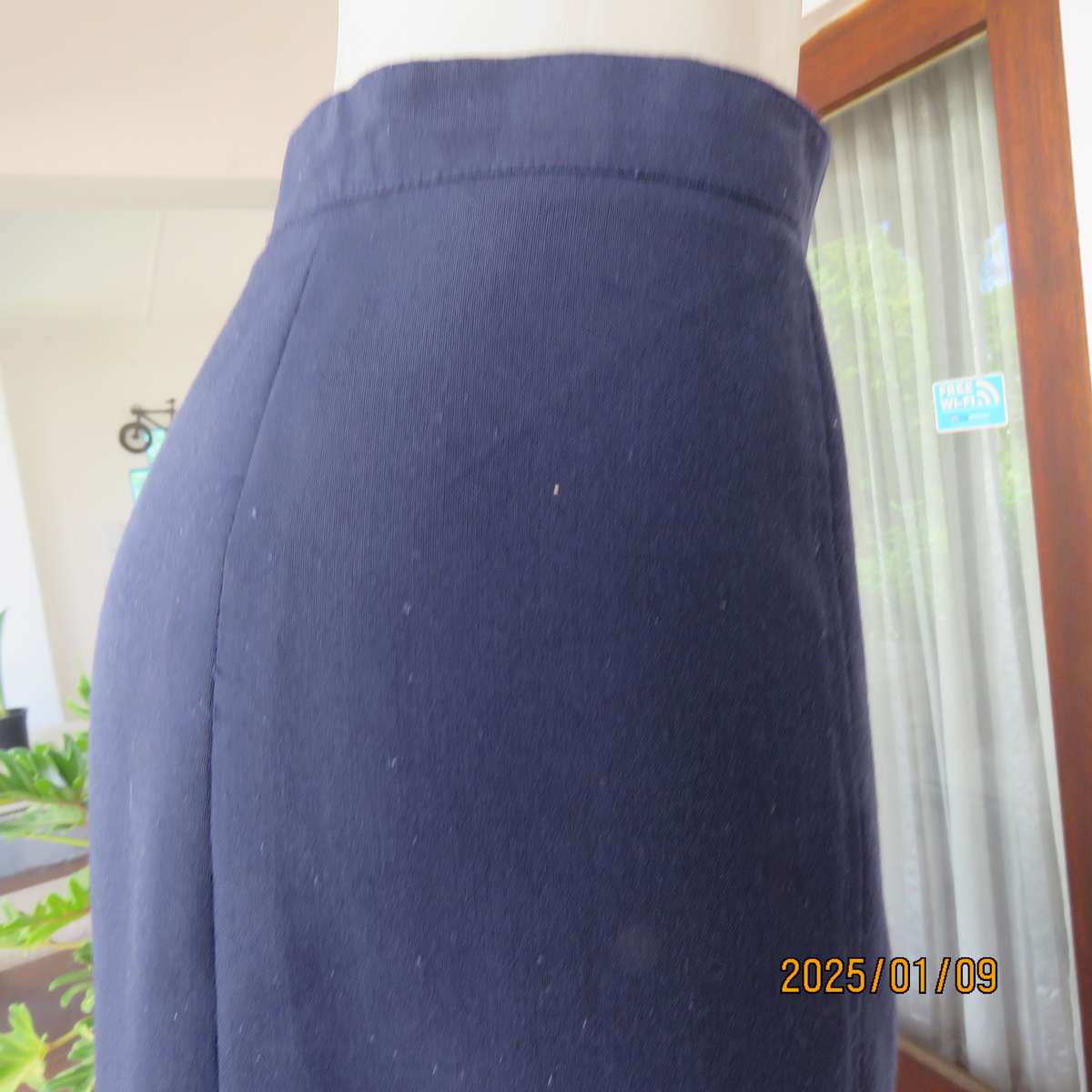 Paneled dark navy pencil calf length boutique made skirt size 42. Zip at back. As new cond.