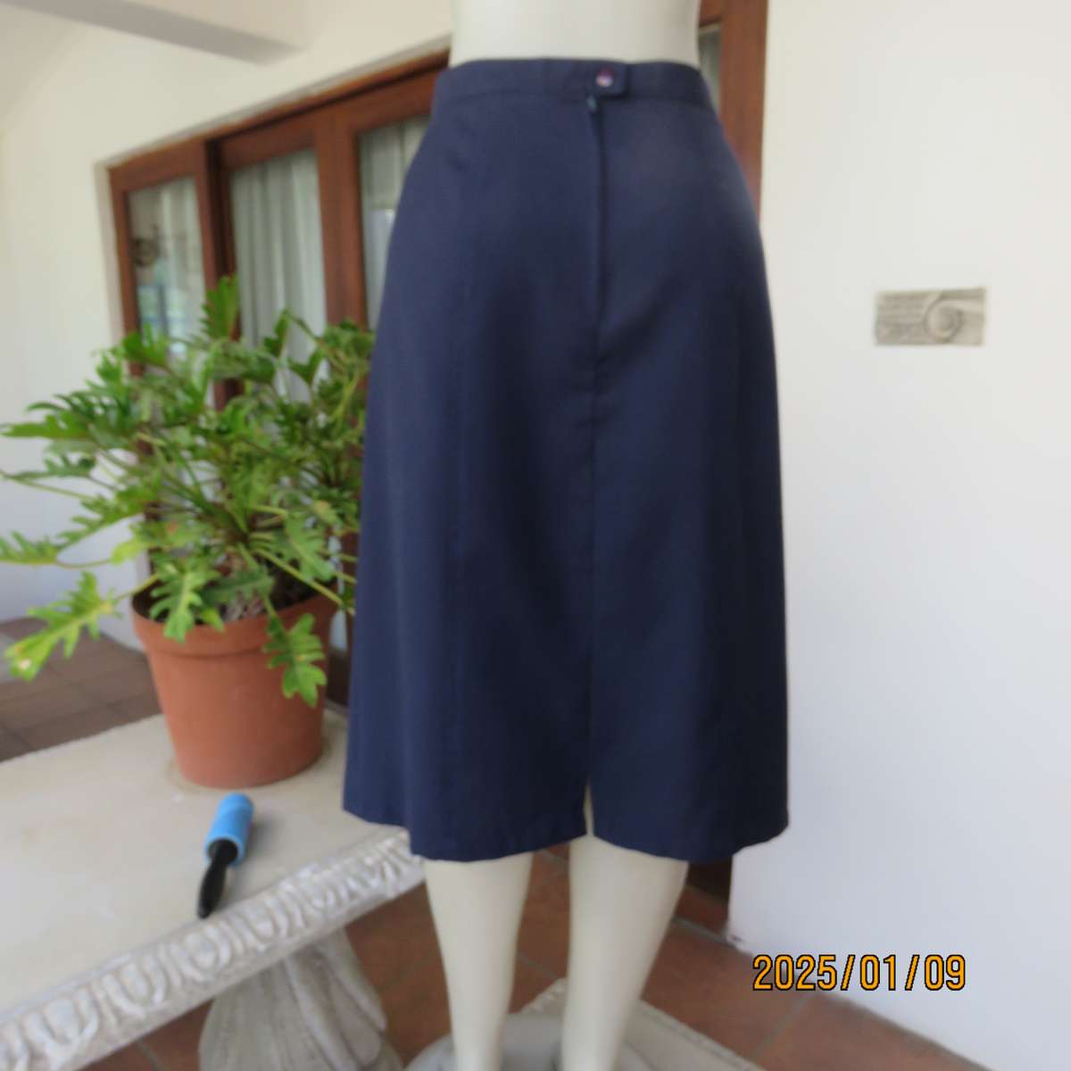 Paneled dark navy pencil calf length boutique made skirt size 42. Zip at back. As new cond.