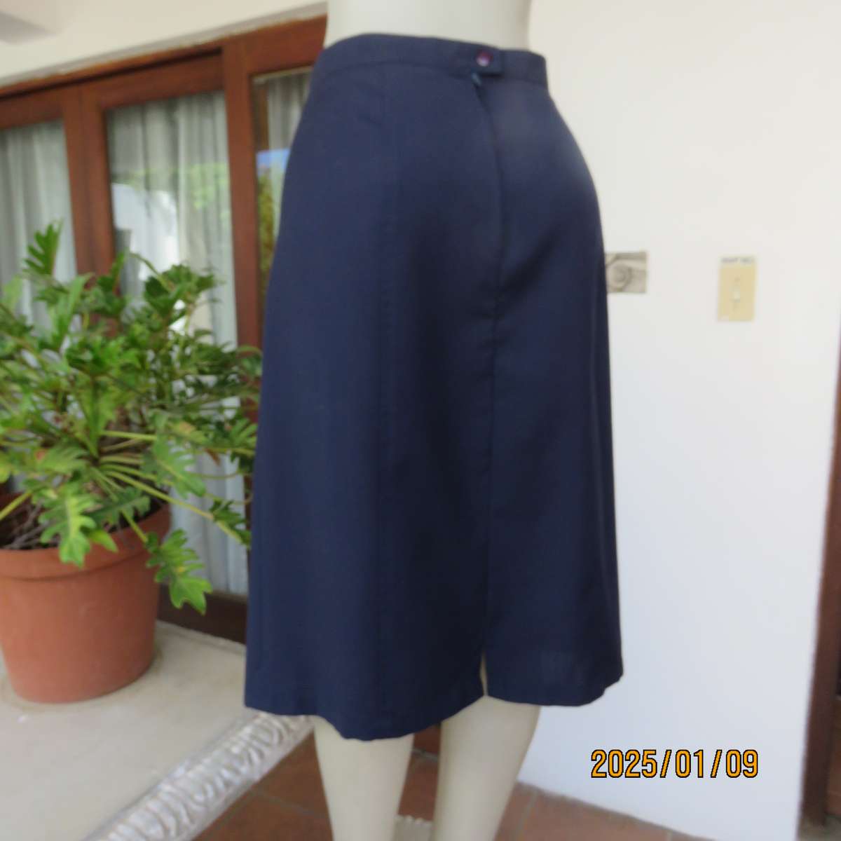 Paneled dark navy pencil calf length boutique made skirt size 42. Zip at back. As new cond.