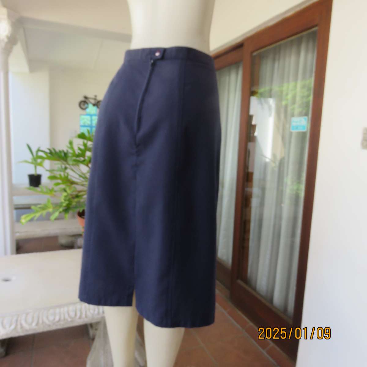 Paneled dark navy pencil calf length boutique made skirt size 42. Zip at back. As new cond.