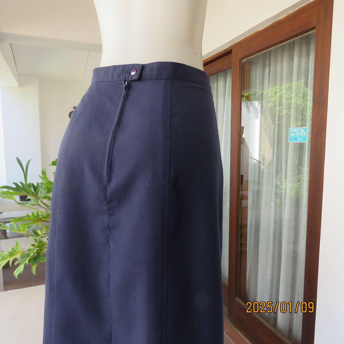 Paneled dark navy pencil calf length boutique made skirt size 42. Zip at back. As new cond.