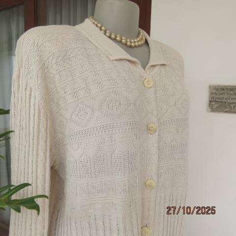 TOPICS cream acrylic knit long sleeve button down cardigan with collar. Size 44-46